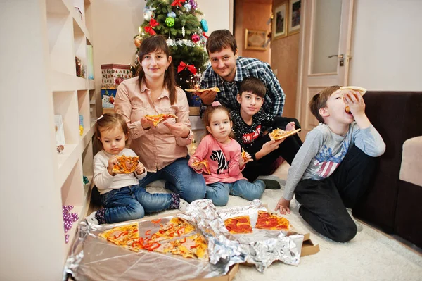 Happy Family Four Kids Eating Pizza Home — Stockfoto