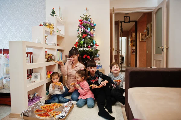 Happy Family Four Kids Eating Pizza Home — Zdjęcie stockowe
