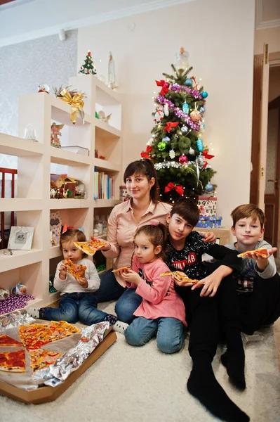 Happy Family Four Kids Eating Pizza Home — 스톡 사진