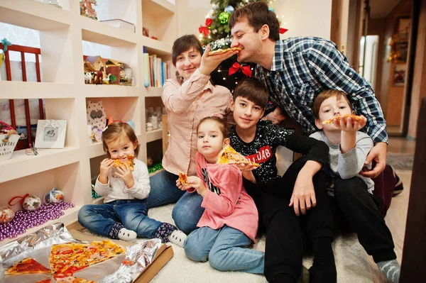 Щаслива Сім Чотирма Дітьми Які Їдять Піцу Вдома — стокове фото