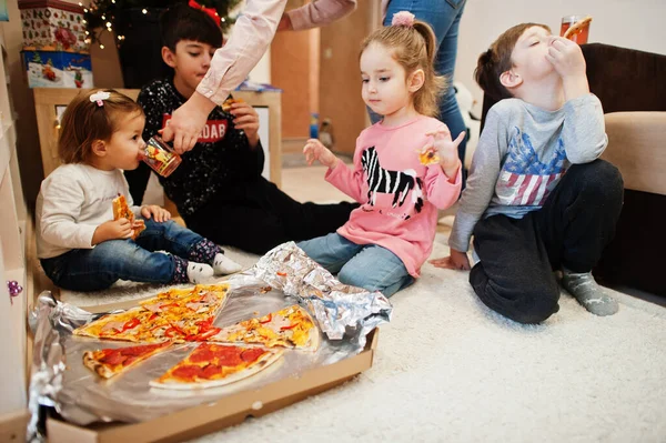 Happy Family Four Kids Eating Pizza Home — 스톡 사진