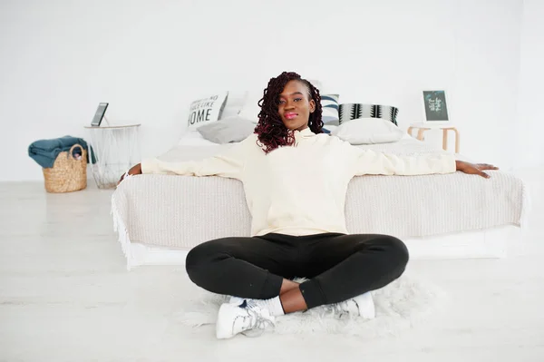 Mujer Africana Con Capucha Sentarse Cerca Cama Casa — Foto de Stock