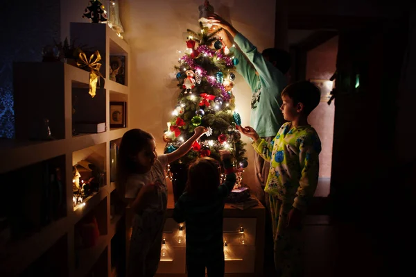 Enfants Regardant Arbre Noël Avec Des Guirlandes Brillantes Sur Maison — Photo