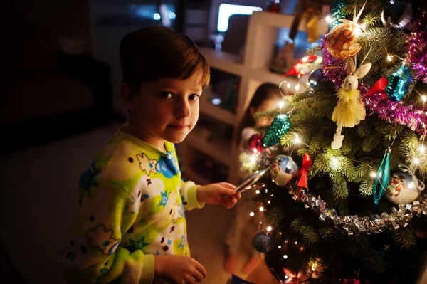 Enfants Regardant Arbre Noël Avec Des Guirlandes Brillantes Sur Maison — Photo