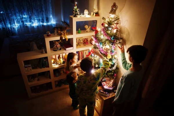 Enfants Regardant Arbre Noël Avec Des Guirlandes Brillantes Sur Maison — Photo
