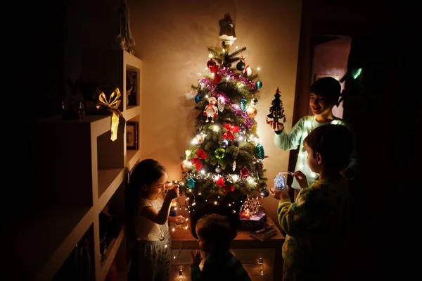 Enfants Regardant Arbre Noël Avec Des Guirlandes Brillantes Sur Maison — Photo