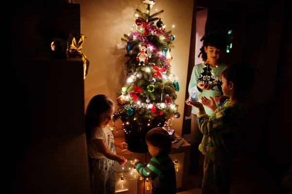 Enfants Regardant Arbre Noël Avec Des Guirlandes Brillantes Sur Maison — Photo