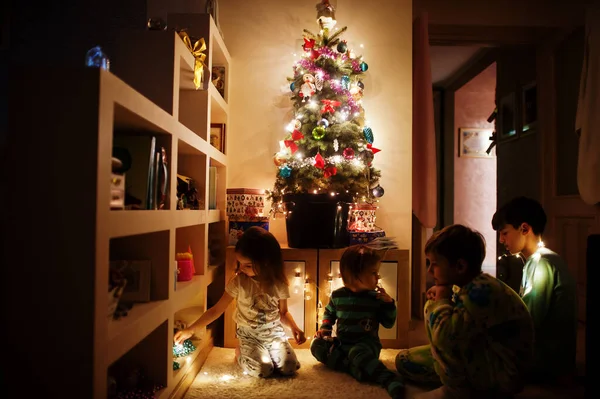 Enfants Regardant Arbre Noël Avec Des Guirlandes Brillantes Sur Maison — Photo