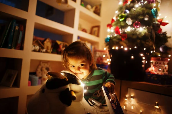 Bébé Fille Sur Jouet Vache Bascule Contre Arbre Noël Avec — Photo