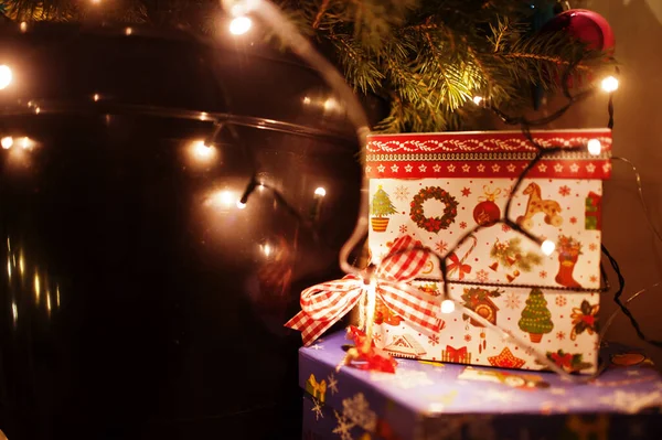 Coffret Cadeau Contre Sapin Noël Avec Guirlandes Brillantes Sur Maison — Photo