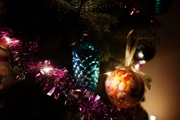 Weihnachtsbaum Mit Leuchtenden Girlanden Abend Nach Hause — Stockfoto