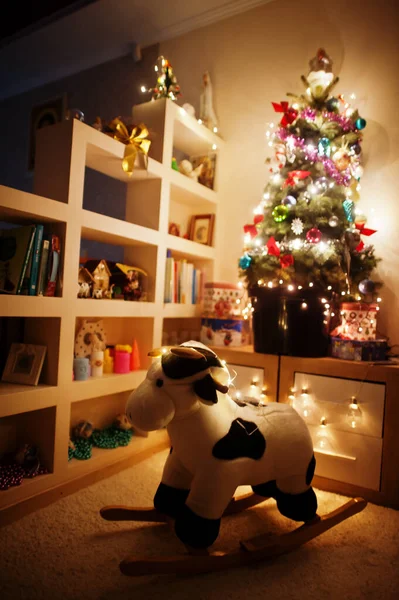 Hobby Jouet Vache Contre Arbre Noël Avec Des Guirlandes Brillantes — Photo