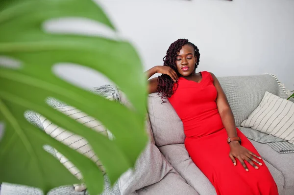 Magnífica Joven Africana Lujoso Vestido Rojo Apartamento Lujo Sentado Sofá — Foto de Stock
