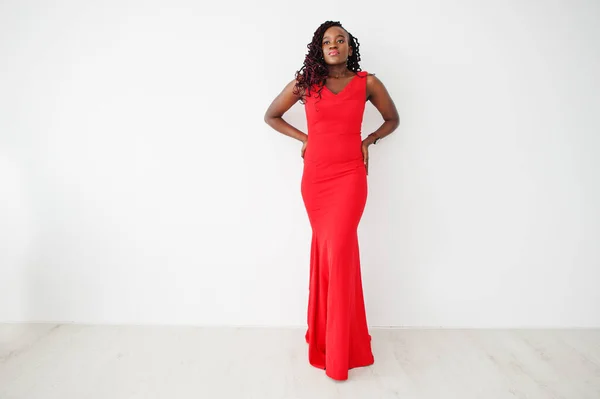 Wspaniała Młoda Afrykanka Luksusowej Czerwonej Sukience Przeciwko Białej Ścianie Piękno — Zdjęcie stockowe