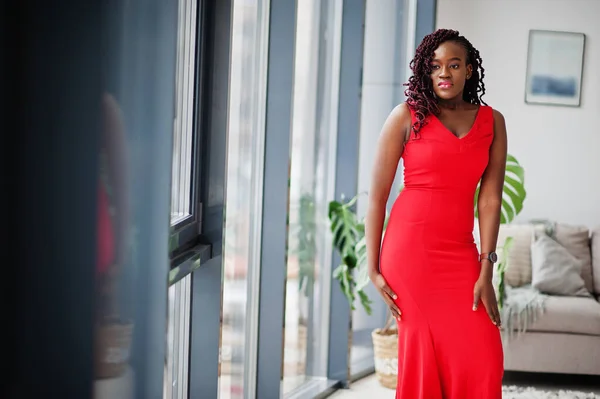 Великолепная Молодая Африканская Женщина Красном Платье Роскошной Квартире Красота Мода — стоковое фото