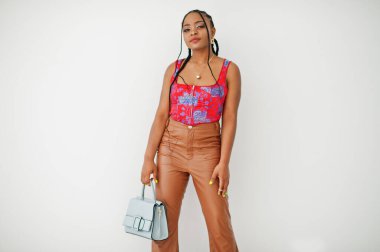 Güzel Afro-Amerikan Model Brezilyalı kadın beyaz poz veriyor.