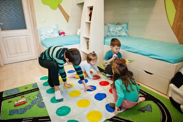 Счастливая Семья Веселится Вместе Четверо Детей Играют Дома Настольную Игру — стоковое фото