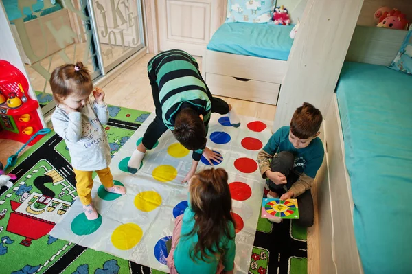 Šťastná Rodina Baví Spolu Čtyři Děti Hrají Twister Hru Doma — Stock fotografie