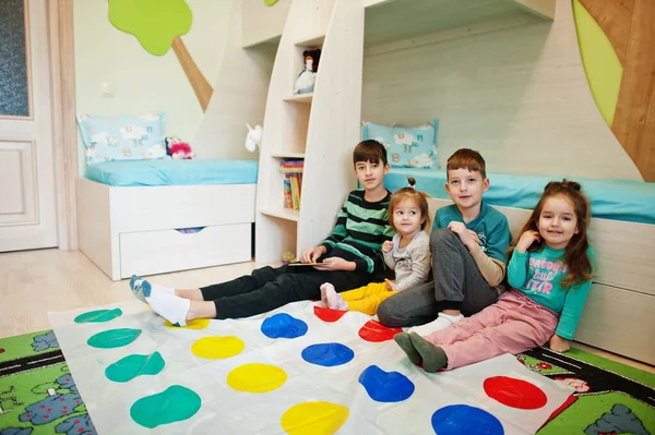 Šťastná Rodina Baví Spolu Čtyři Děti Hrají Twister Hru Doma — Stock fotografie