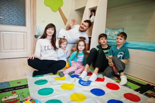 Szczęśliwa Duża Rodzina Bawiąca Się Razem Czwórka Dzieci Grająca Twistera — Zdjęcie stockowe