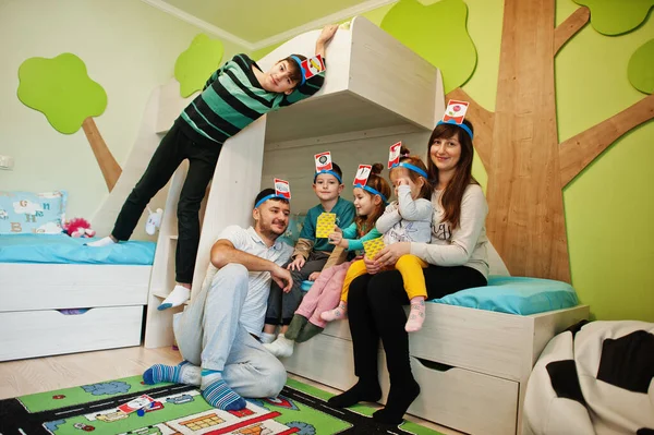 Familia Feliz Con Cuatro Niños Jugando Juego Adivina Quién Mientras — Foto de Stock