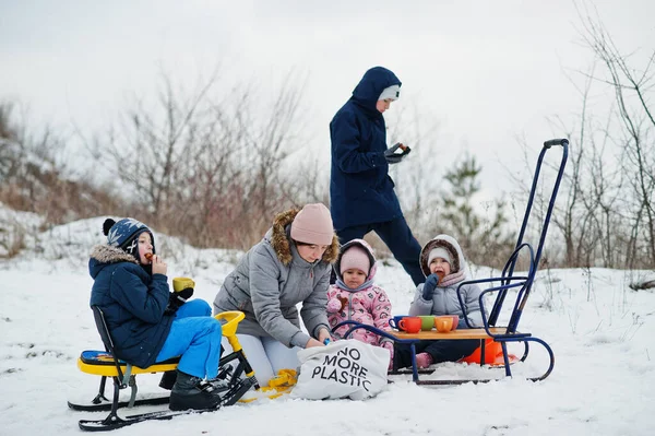 Οικογενειακά Παιχνίδια Και Βόλτες Έλκηθρο Στη Χειμερινή Ύπαιθρο Παιδιά Που — Φωτογραφία Αρχείου