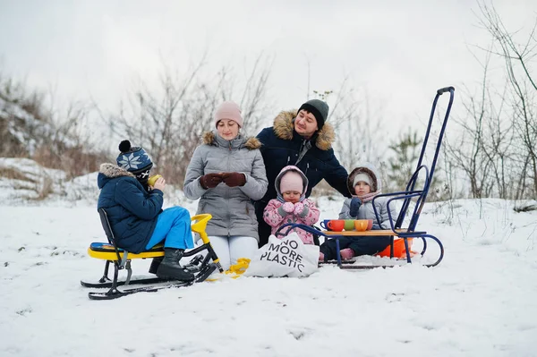Aile Oyunları Kızak Gezintileri Kışın Açık Havada Çocuklar Eğleniyor Çay — Stok fotoğraf
