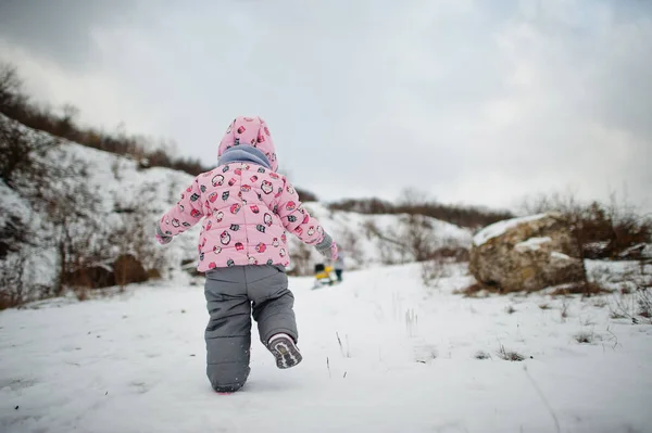 Dos Niñas Disfrutan Paseo Trineo Trineo Infantil Niño Montando Trineo —  Fotos de Stock