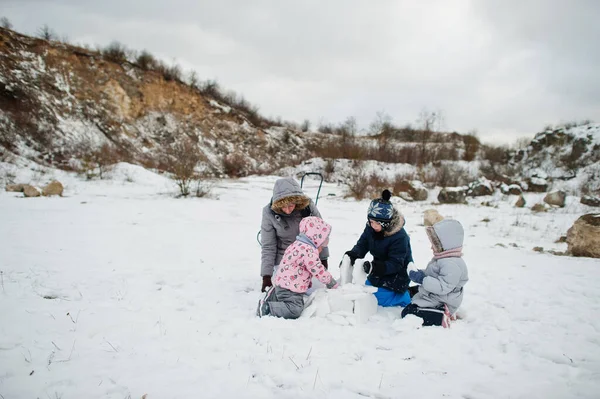 Aile Kışın Dışarıda Oynar Anne Çocuklar Eğlenir — Stok fotoğraf