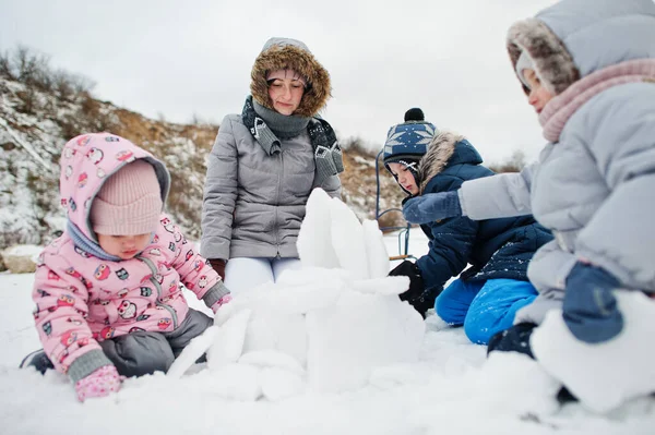 Familjen Leker Vintern Utomhus Mamma Och Barn Har Kul — Stockfoto