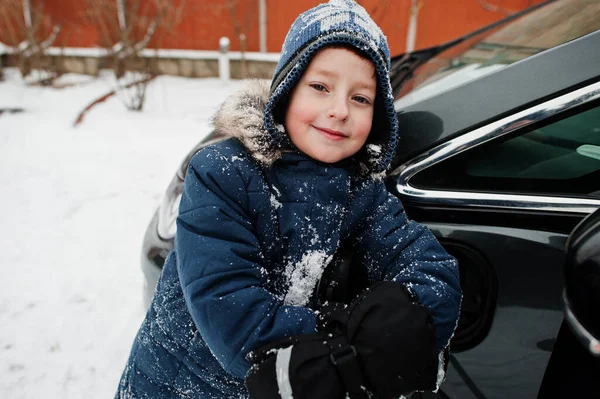 Νεαρό Αγόρι Φόρτιση Ηλεκτρικό Αυτοκίνητο Στην Αυλή Του Σπιτιού Χειμώνα — Φωτογραφία Αρχείου
