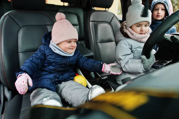 Gyerekek Elektromos Autóban Ülnek Ház Udvarán Télen — Stock Fotó