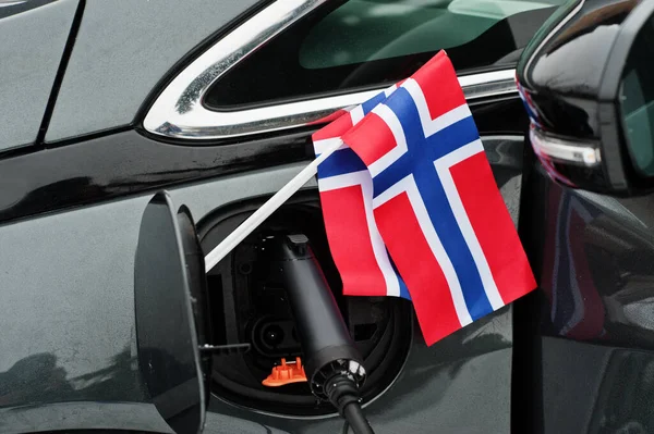 Koncepcja Ekologicznego Samochodu Flagi Norwegii Podłączanie Zasilacza Ładowanie Nowoczesnego Samochodu — Zdjęcie stockowe