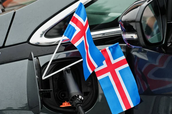 Islandia Flaga Ekologiczny Samochód Koncepcja Podłączanie Zasilacza Ładowanie Nowoczesnego Samochodu — Zdjęcie stockowe