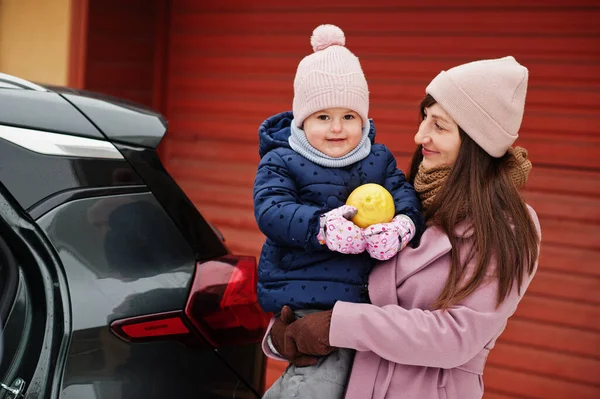 Fiatal Anya Baba Lány Kezét Autó Ellen Tartsa Citrom Télen — Stock Fotó