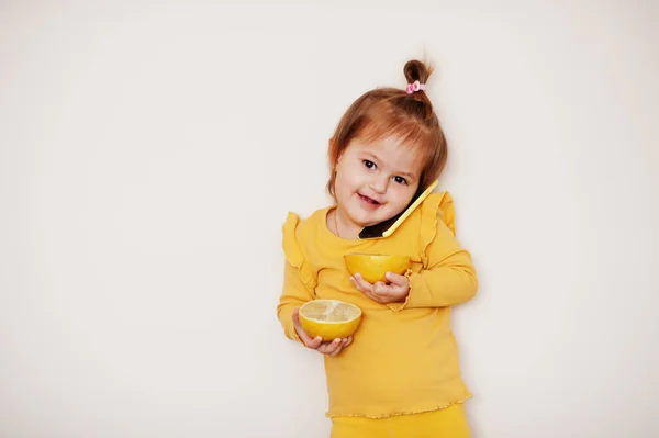 Niña Amarillo Con Limón Teléfono Móvil Fondo Aislado —  Fotos de Stock