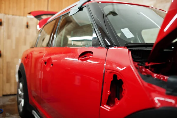 Detaylı Araç Atölyesinde Araba Servisi Kırmızı Araba Cesedi Özel Filmli — Stok fotoğraf