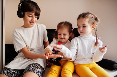 Çocuklar evde mikroskop kullanarak fen bilgisi dersi alıyorlar..