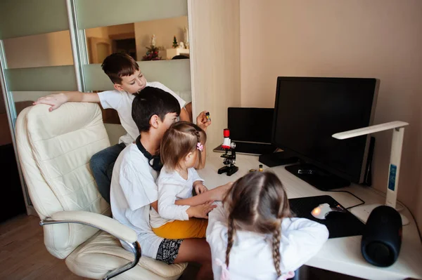 Niños Usando Microscopio Aprendiendo Clases Ciencias Casa — Foto de Stock