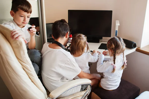 Crianças Usando Microscópio Aprendendo Aula Ciências Casa — Fotografia de Stock