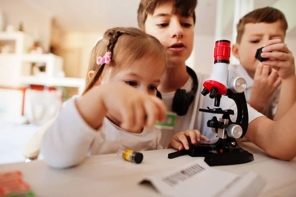 Niños Usando Microscopio Aprendiendo Clases Ciencias Casa — Foto de Stock