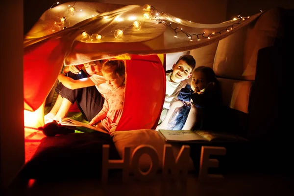 Играть Детей Палатке Ночам Дома Хигге — стоковое фото