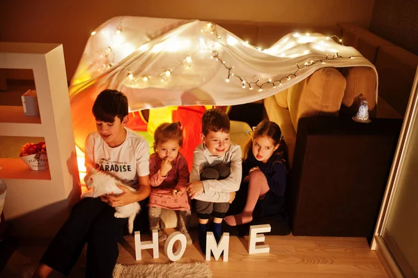 Играть Китти Палатке Ночам Дома Хигге — стоковое фото