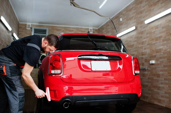 Garajda Kırmızı Araba Yıkayan Bir Işçi — Stok fotoğraf