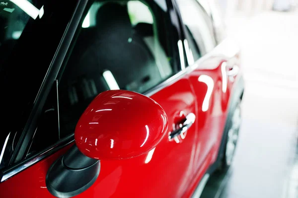 Mirroe Vermelho Carro Polido Profissional Detalhando Garagem — Fotografia de Stock