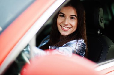 Turuncu SUV kullanan muhteşem bir kadın..