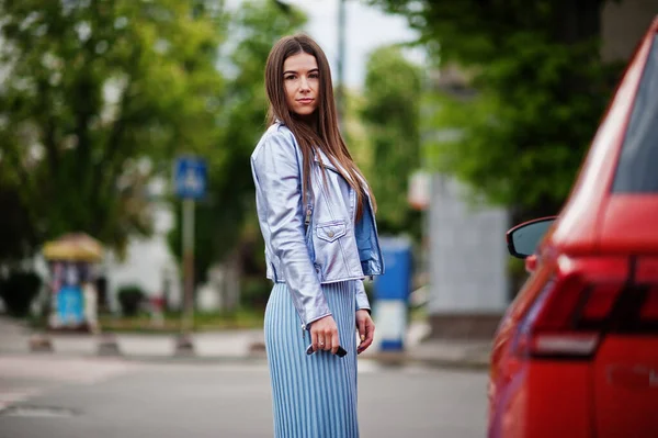 Foto Aire Libre Hermosa Mujer Posando Cerca Naranja Coche Suv — Foto de Stock