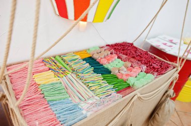 Şekerci dükkanında fıçılar dolusu şeker.