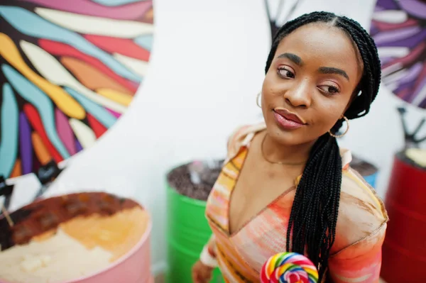 Afro Americana Millennial Dama Caramelo Tienda Con Lolipops — Foto de Stock