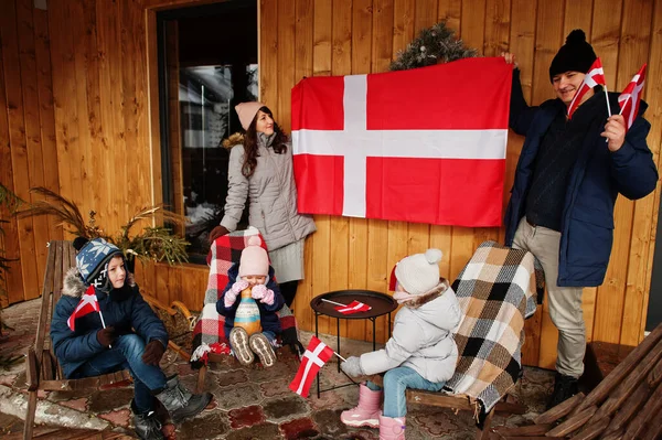 Rodina Dánskými Vlajkami Blízkosti Jejich Dřevěného Domu Cestujte Skandinávských Zemí — Stock fotografie